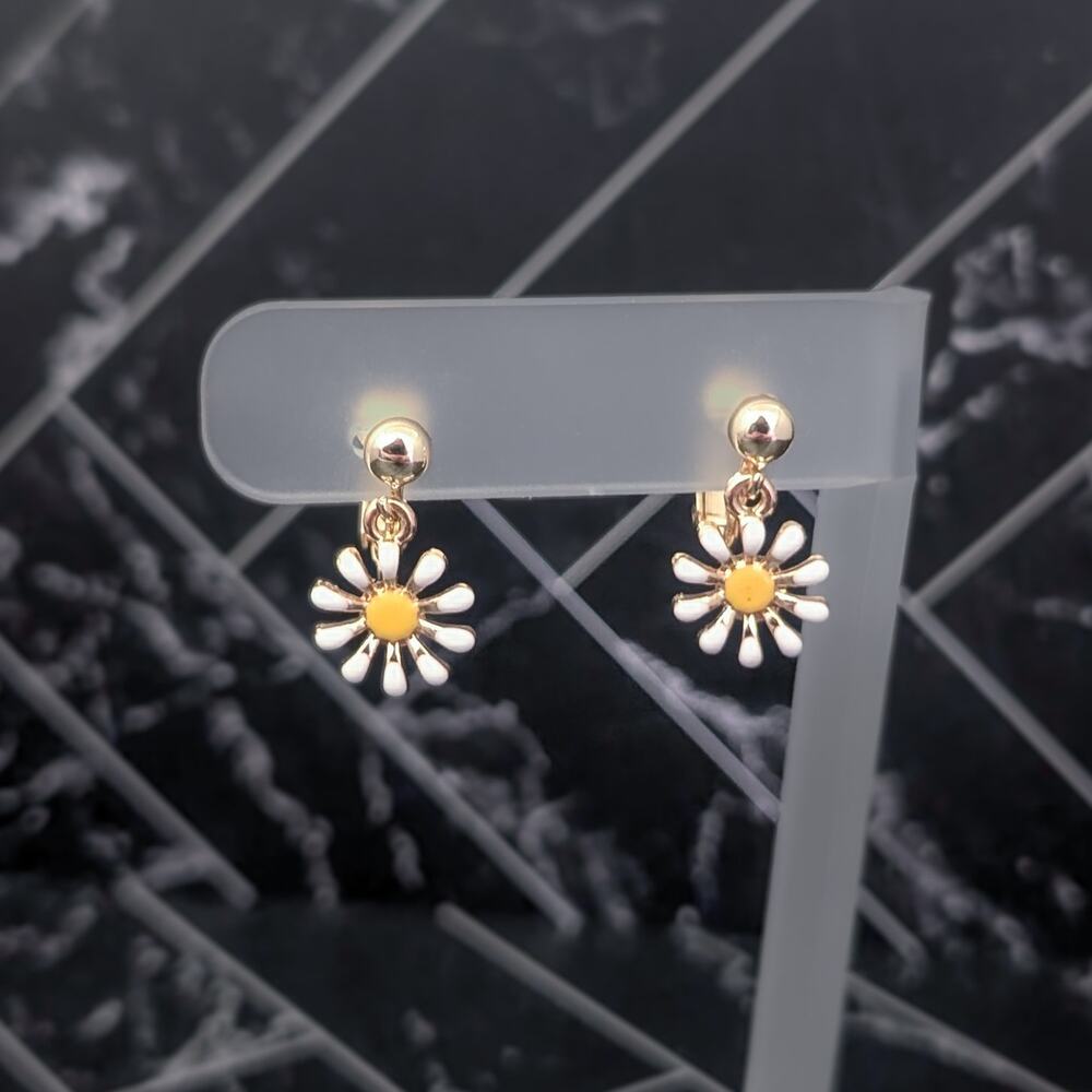Vintage Clip On Earrings Whimsical Enamel Daisy Flower Dangle Really Pretty